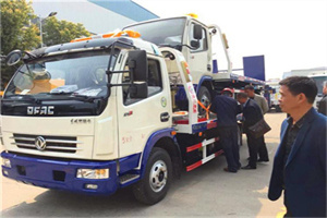 广东汽车道路救援拖车价格